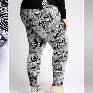 Just Cozy leggings NWT hidden owls M/L